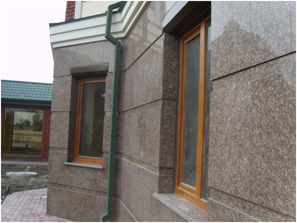 Установка элементов мрамора на фасаде дома услуга от СК "Рембуд" в Киеве и области