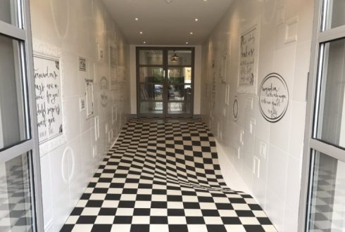 Современные варианты декора плиткой в интерьере