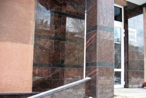 Стоит ли устанавливать декор из мрамора на фасад частного дома, нюансы эксплуатации