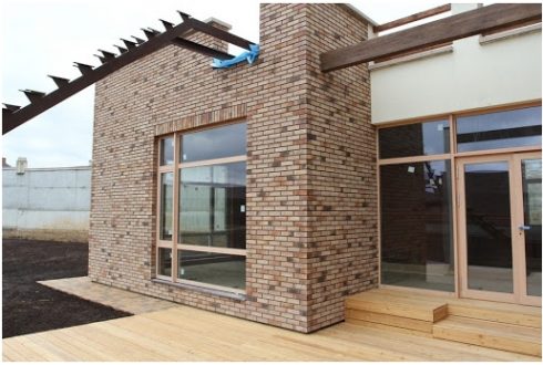 Установка элементов мрамора и клинкерной плитки на фасады дома