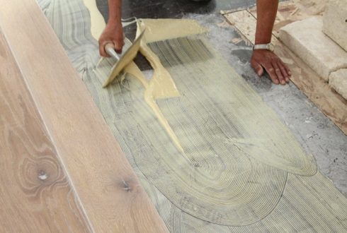 Який клей для паркету краще вибрати?