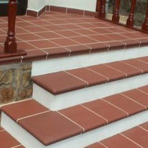 Выполним укладку плитки на лестницу