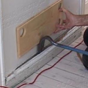 Выполним демонтаж плинтуса