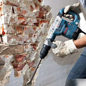 Разбивка стены (демонтаж)