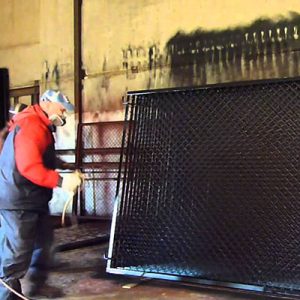 Сделаем покраску металлической сетки